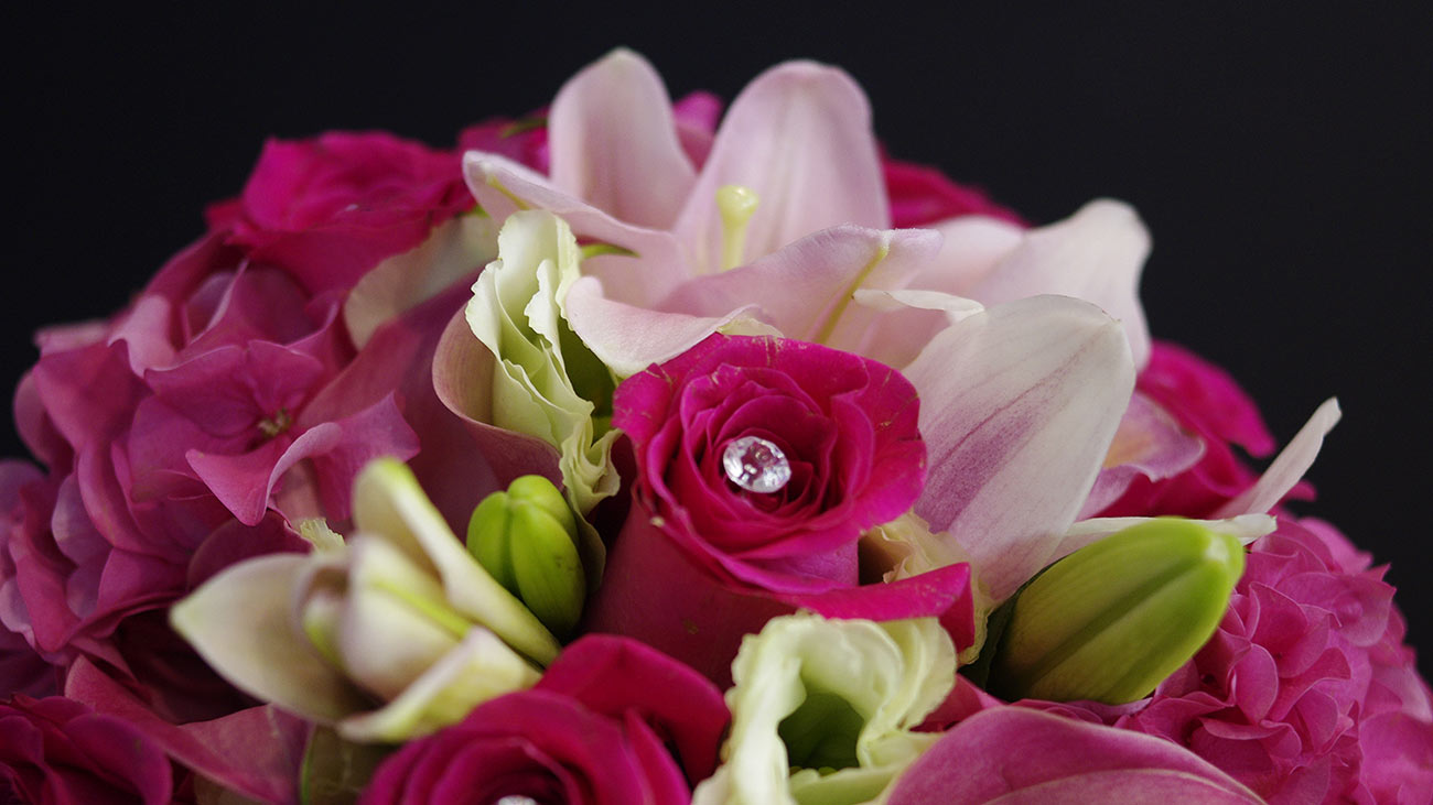 fushia cover Valentine’s Day Flowers : the Traditional Bouquet of Roses and its History